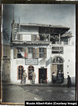 Görnüşinden, ýaragly esgerler Adana şäherindäki ermeni dermanhanasyny goraýan bolmaly, 1919-njy ýyl. Häzir ol Türkiýäniň gündogarynda ýerleşýär. Ýazgyda şeýle diýilýär: "Siriýa, Adana, ermeni dermanhanasy".