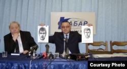 Тогдашний заместитель министра внутренних дел, глава столичной милиции Кенешбек Дуйшебаев на пресс-конференции, 2002 год.