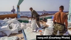 ВМС США обследуют судно, направляющееся из Ирана в Йемен.