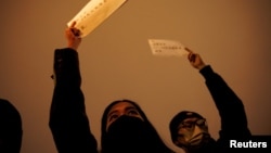 Ljudi su se okupili na bdijenju za nastradale u požaru u gradu Urumkiju koji nisu mogli da napuste zgradu zbog strogih mjera zatvaranja, Peking 27. novembar 2022. 