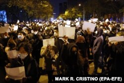 Fletat e bardha janë bërë simbol i protestave në Kinë. Pekin, 27 nëntor 2022.