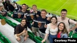 Эльвира Маркова (уңнан беренче) дуслары белән Франция-Польша уенында