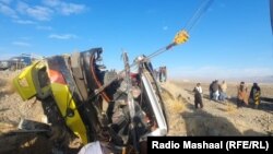 مسافر وړونکی بس له کوټې څخه د ږوب پر لاره خیبر پښتونخوا ته روان وو چې د کلا سېف الله په تور وڅکۍ سیمه کې له یو ټرک سره ټکر شوی دی.