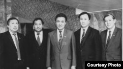 Насирдин Исанов Жогорку Кеңештин депутаттары менен. 1991-жыл. Сүрөт Исановдун үй-бүлөлүк архивинен.