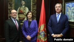 Александар Шаленберг и Тања Фајон со претседателот на Црна Гора Мило Ѓукановиќ