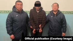 Подозреваемый в убийстве сожительницы в Кара-Сууйском районе (в наручниках) задержан милиционерами.