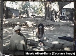 Küljümek bedenli "dünýäni gezip ýören terkidünýä" öz ýoldaşy bilen Lahorda, 1914-nji ýyl. Lahor Pakistanda ýerleşýär.