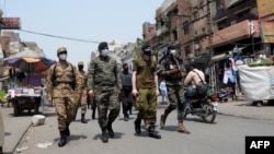 د پنجاب په لاهور کې امنيتي ځواکونه د ګزمې په حال کې - انځور له ارشیفه