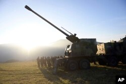 Në këtë foto të siguruar nga Shërbimi i Shtypit i Ministrisë së Mbrojtjes së Serbisë, obusët e Ushtrisë Serbe shihen në pozicion pranë vijës administrative me Kosovën, Serbia jugore, 26 dhjetor 2022.