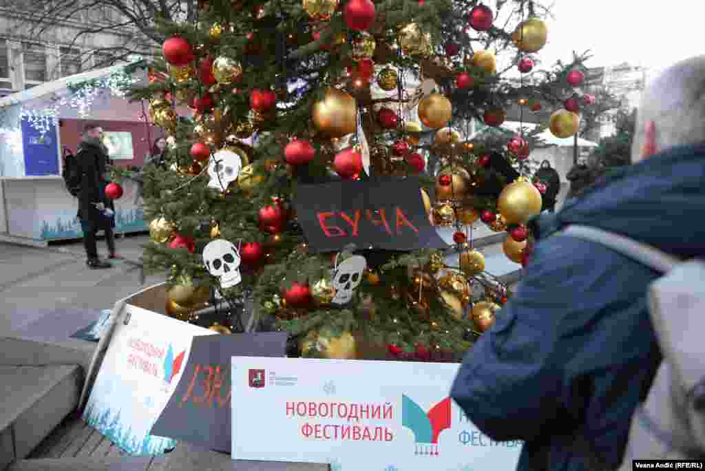 Performans predstavlja i omaž "Partiji mrtvih", političkom i umetničkom projektu koji je osnovan 2017. godine u Sankt Peterburgu. "Partiju" vodi grupa anonimnih umetnika koji se kriju iza maski lobanja, a neki od njih su bliski poznatoj art grupi "Što delat?".