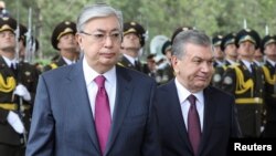 Өзбекстандын президенти Шавкат Мирзиёев (оңдо) расмий сапар менен келген казакстандык кесиптеши Касым-Жомарт Токаев менен. Ташкент,  2019-жылдын апрели. 