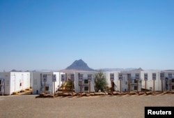 په دې انځور کې د رېکوډېک د سرو زرو کان د پروژې کارکوونکو لپاره واړه استوګنځایونه ښکاري - پخوانی انځور.