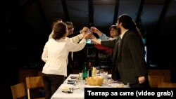 Detalj iz predstave "Skopjani" u kojoj igraju mladi nezaposleni glumci