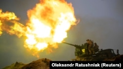 Forcat ukrainase duke sulmuar pozicionet ruse afër Bahmutit. Janar 2023.