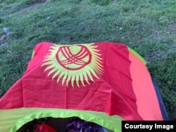 В горах Южной Америки мигранты ночуют в палатках.