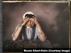 Saraýewodan bolan katolik aýal tatuirkalaryny görkezýär, 1912-nji ýyl. Balkan ýarymadasynda ýaşaýan katolikleriň tatuirka däbi Ikinji Jahan urşundan soň, Ýugoslawiýada kommunist režimi döwründe bes edildi.