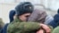 Мобилизованный военнослужащий прощается с родными, Чита. Российская Федерация, 2022 год