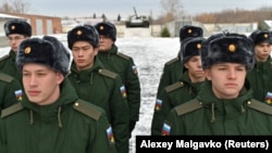 Көзге чакырылышта гаскәргә алынган егетләр, Омски, 10 ноябрь 2022