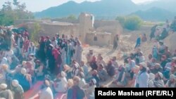 تصویر آرشیف: باشنده گان پکتیکا که از زلزله سال گذشته متاثر شده اند و خواهان کمک برای زمستان اند