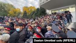 Ош шаарынын мэриясына кирүүгө аракет кылган Дүйшөн Төрөкуловдун тарапташтары менен милициянын тиреши. 7-октябрь, 2020-жыл.