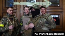 Četiri strana borca iz Velike Britanije fotografiraju se uoči polaska ka liniji fronta na istoku Ukrajine, na glavnoj željezničkoj stanici u Lvivu, Ukrajina, 5. mart 2022.