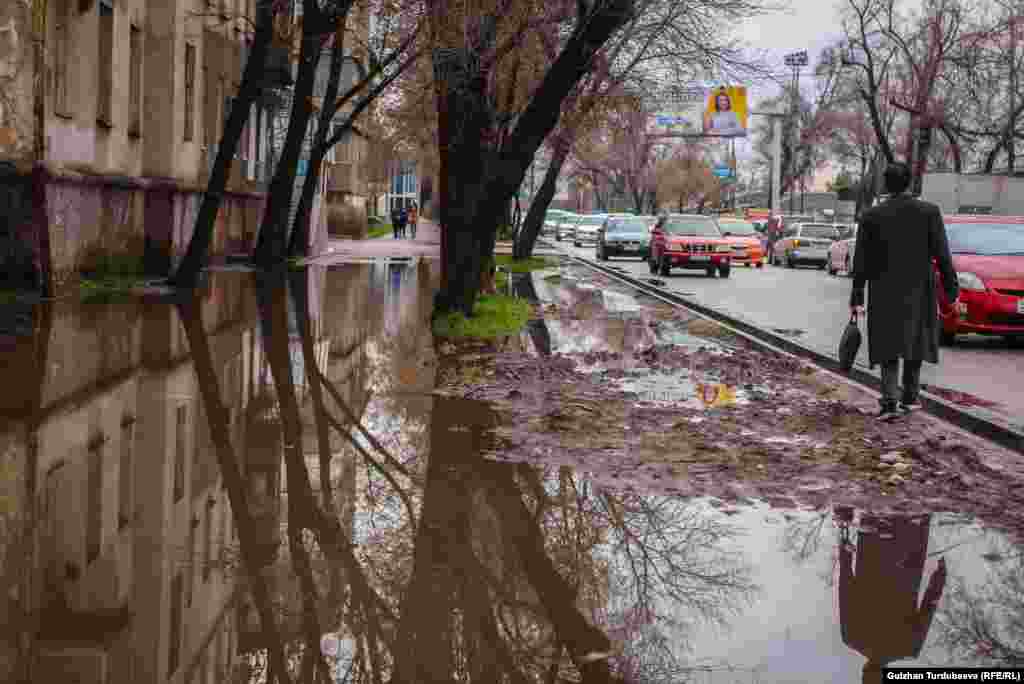 Жамгыр жааган учурда Бишкектин жолдорун суу басып, көлчүктөр пайда болот. Жол четиндеги арыктардан суу ашып, тротуарды каптайт.