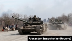 Tanket ruse në Mariupol të Ukrainës. 20 mars 2022.