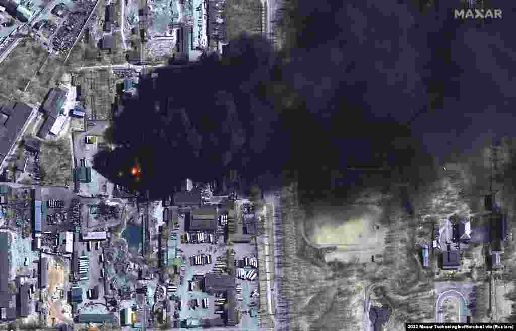 Shtëllunga tymi ngrihen nga rezervuarët e djegur të naftës në Çernihiv.