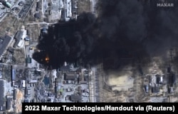 Një imazh satelitor tregon djegien e rezervuarëve të magazinimit të naftës në Çernihiv, më 21 mars.