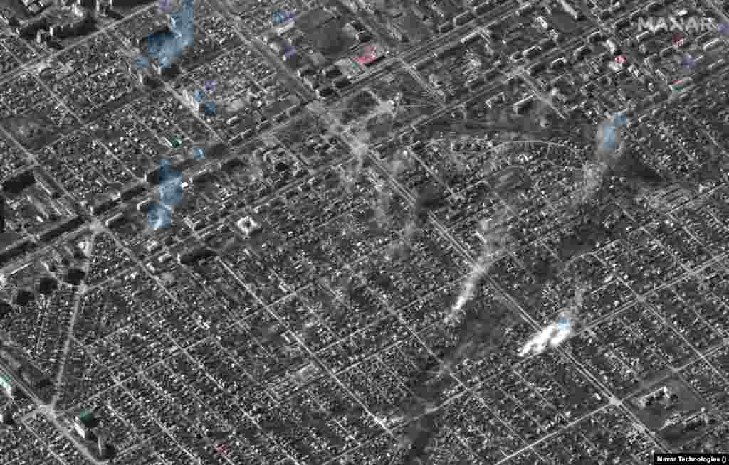 Пожары в Левобережном районе Мариуполя. Maxar Technologies, 22 марта 2022 года. Двадцатый день блокады, устроенной российской армией. Оставшиеся в Мариуполе люди лишены пищи, воды, тепла и света, инфраструктура города разрушена. Российские войска ведут регулярные обстрелы и бомбардировки Мариуполя