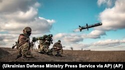 Америкалык  Javelin ракетасын сынап жаткан украин аскерлери. Донецк облусу. Декабрь, 2021-жыл.