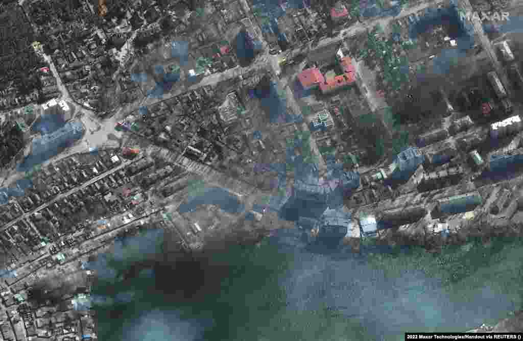 Ndërtesat e banimit duke u djegur në qytetin e rrethuar të Mariupolit, më 21 mars.