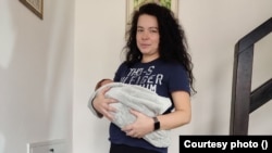 Марина Скотар од Харкив (Украина) со едномесечното бебе во хотелот на Голупцов во Прњавор кај Крагуевац