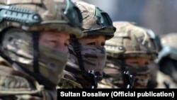 Кыргыз армиясынын жоокерлери. Сүрөттүн макалага тиешеси жок жана ал 2022-жылы өткөн машыгуулардын биринде тартылган. 