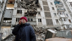 Oamenii blocați în Mariupol încearcă să supraviețuiască într-un oraș distrus. În imagine: Valentina Demura, 70 de ani, 27 martie 2022, Mariupol