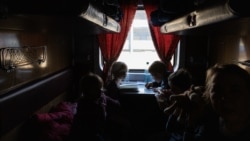 Copii orfani care au fugit din orașul ucrainean Polohîi/ regiunea Zaporojie, ocupat de armata rusă. Foto: EPA-EFE/ROMAN PILIPEY 