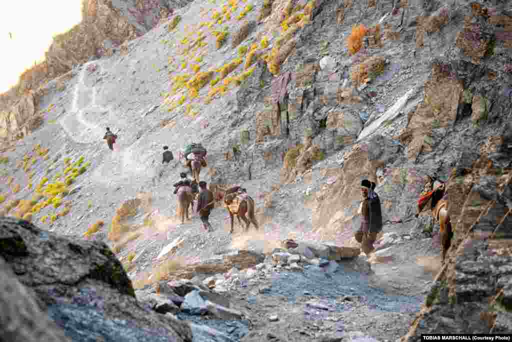 Бийик тоо ашуулары Вахан коридорун жогорку Памир тоолорунан бөлүп турат.