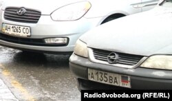 Машини з українськими автомобільними номерами поруч із номерами з угруповань «ЛДПР»
