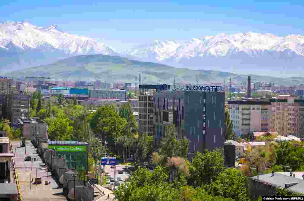 Чыңгыз Айтматов проспектинде жайгашкан Novotel конок үйү - калаага көрк кошкон имараттардын бири.