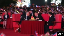 Kim Jong-un și președintele Dumei de Stat a Rusiei, Veaceslav Volodin, la un spectacol artistic dedicat celei de-a 80-a aniversări a eliberării Coreei de sub dominația colonială japoneză, Phenian, 14 august 2025.