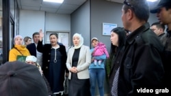 "Ихсан" кооперативине нааразы болуп чогулгандар. Апрель, 2022-жыл. Жетекчиси Адинай Бекмурзаева (ак кийимчен, ортодо)