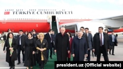 Президент Узбекистана Шавкат Мирзиеев встречает прибывшего с визитом в Ташкент президента Турции Реджепа Тайипа Эрдогана. 29 марта 2022 года.