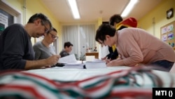 Előkészülnek a szavazatszámláló bizottság tagjai egy nagykanizsai szavazókörben az országgyűlési választáson és gyermekvédelmi népszavazáson 2022. április 3-án. Képünk illusztráció