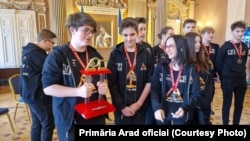 Dragoș Botoșan, căpitanul echipei, prezintă trofeul la primăria din Arad