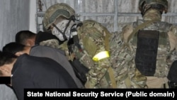 Экстремисттик топтун мүчөлөрүн кармоо учуру. УКМК тараткан сүрөт. Иллюстрация.