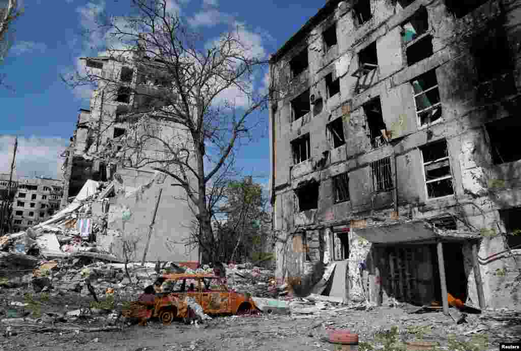 Ресей 1 наурыздан бері Мариуполь қаласын қоршауға алып, қалаға шабуылдаған. Украина билігі ресейліктер қаланың 90 пайызын қиратты деп мәлімдеген. Мариуполь әкімшілігінің есебінше, қалада 20 мыңнан аса адам қаза тапқан. Осы уақытқа дейін қалада әлі 100 мыңдай адам қалып қойған еді. Мыңдай адам "Азов" батальоны және украиналық әскерилермен бірге "Азовсталь" зауытына жасырынған. БҰҰ бас хатшысы Антонио Гутерриш сәуірдің соңында Мәскеуге барып, Ресей президенті Путинмен Мариупольден бейбіт тұрғындарды эвакуациялау мәселесін талқылаған еді.&nbsp;