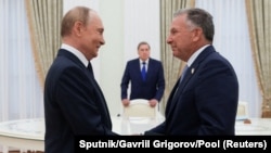 Орусиянын президенти Владимир Путин менен АКШ президентинин атайын чабарманы Стив Уиткофф.