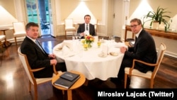 Specijalni izaslanik Evropske unije za dijalog Kosovo-Srbija Miroslav Lajčak (levo) sa premijerom Kosova Aljbinom Kurtijem (u sredini) i predsednikom Srbije Aleksandrom Vučićem u Berlinu u maju 2022.