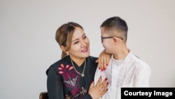 Жылдыз Туратбекова уулу Алихан менен.