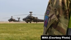 Na fotografiji uniforma britanskog pripadnika NATO snaga na jednom od poligona u Severnoj Makedoniji